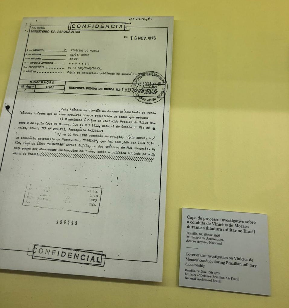 Documento de exoneração da Ditadura Militar de Vinicius de Moraes, exposto no Farol Santander (Foto: Bárbara Neves/Beta Redação) 