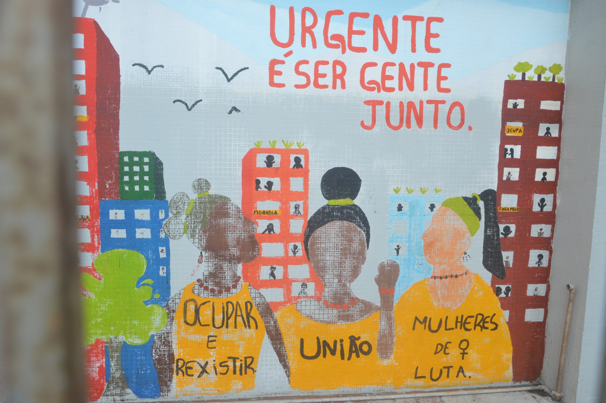 Mural que fica na lateral do edifício. As falhas na pintura são decorrência da enchente. | Foto: Ana Paula Oliveira